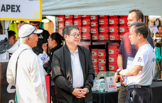 อธิการบดี มรภ.หมู่บ้านจอมบึง ตรวจเยี่ยมและให้กำลังใจทีมงานจุดรับอุปกรณ์ BIB-EXPO วันแรก งานจอมบึงมาราธอน ครั้งที่ 39 